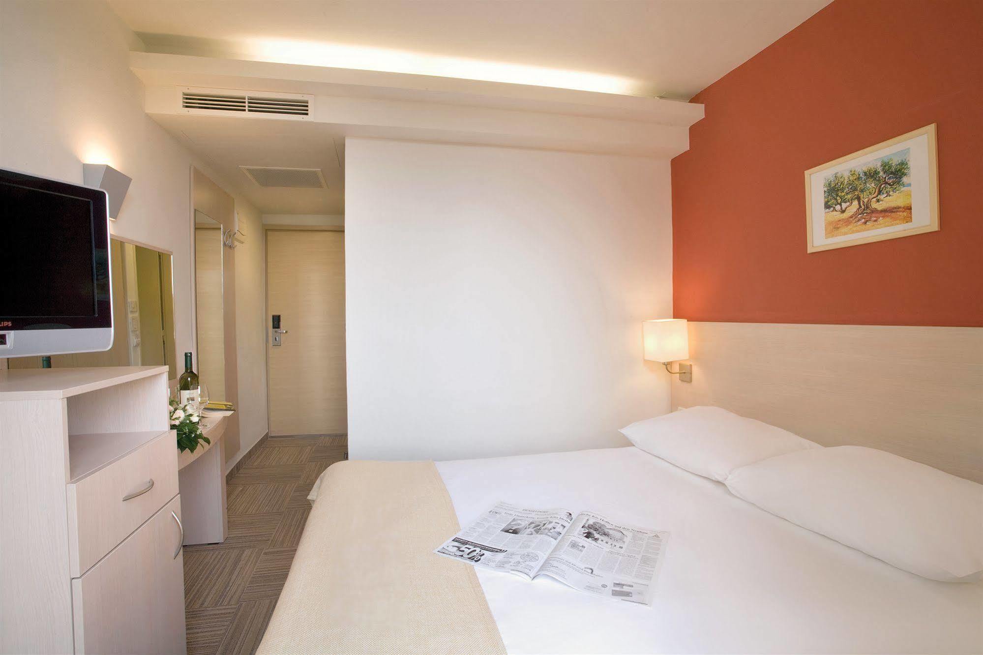 Sunny Porec By Valamar, Ex Crystal מראה חיצוני תמונה